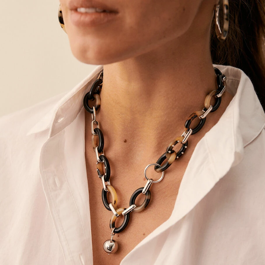 AGATHA FR Collier Mi-long BOUCLE - Ecaille / Noir – Image 2